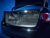 Kofferbak van een auto uitgerust met goedgekeurde LED-lampen Philips W5W PRO6000