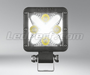 Verlichting van dagrijlichten van de LED-werklamp Osram LEDriving® LIGHTBAR MX85-WD.