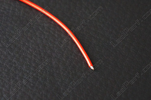 rood kabel voor installatie van LEDs op auto's