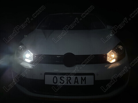 Goedgekeurde Osram Night Breaker GEN2 W5W LED-lamp in gebruik als stadslicht