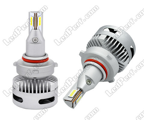 Verschillende opnamen van HB3 LED-lampen voor lensvormige koplampen.