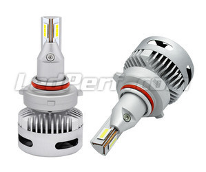 Verschillende opnamen van HB4 LED-lampen voor lensvormige koplampen.